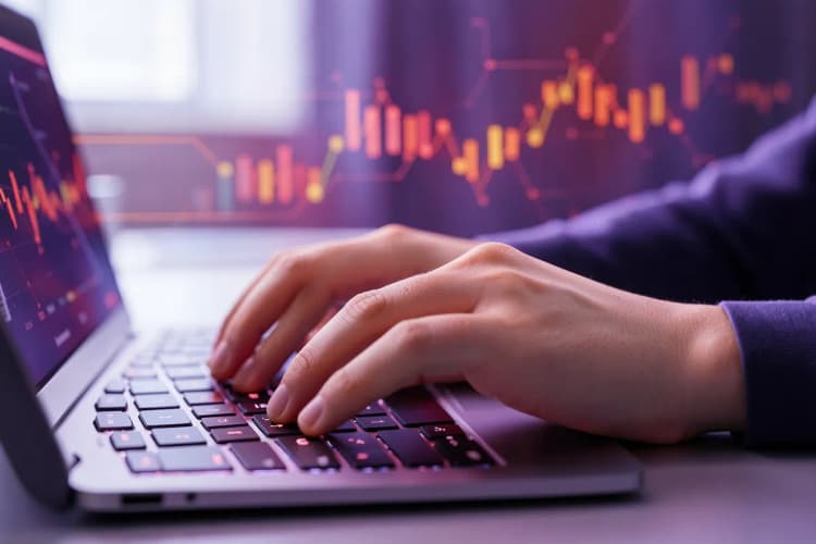 Uma pessoa digitando em um laptop com gráficos de crescimento em sua tela, em um ambiente de escritório moderno.