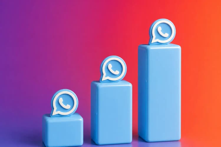 Um gráfico de barras ascendente com um ícone do WhatsApp no topo, simbolizando crescimento e comunicação