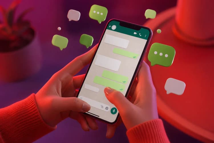Uma pessoa usando um celular para se comunicar através do aplicativo WhatsApp, com ícones de mensagens flutuando ao redor