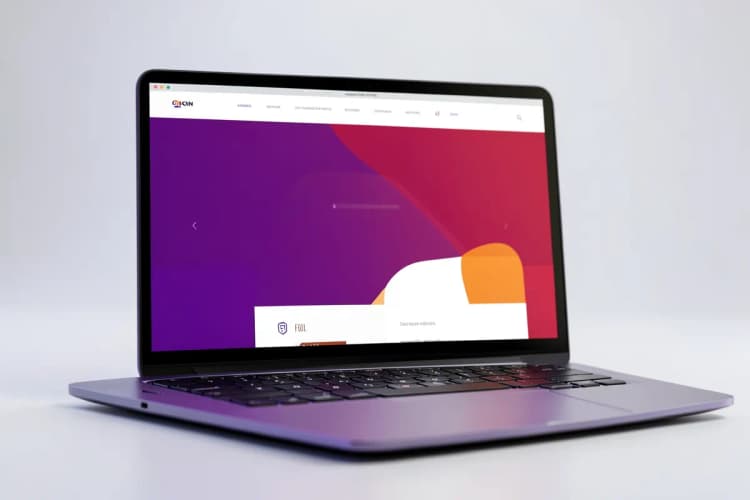 Um laptop exibe um site moderno com gráficos e botões claros.