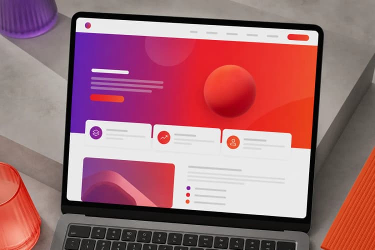 Um close-up de um site profissional em um laptop, mostrando um design limpo e moderno com botões de navegação claros.